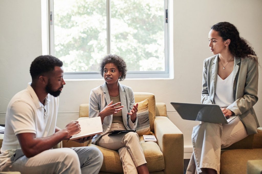 3 employees are discussing